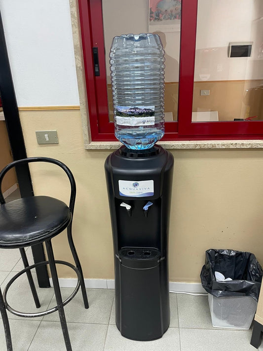 Basta bottiglie di plastica: scegli un’acqua più sostenibile (e più buona